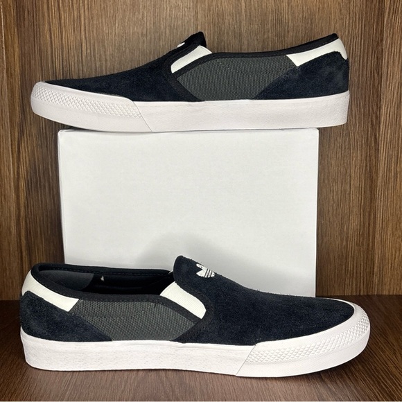 🔥🔥🔥Adidas Black and White Slip-On Shoes Size: 11.5🔥🔥🔥 - Picture 3 of 9